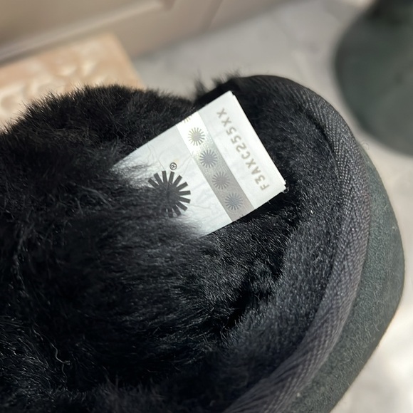 UGG® Classic Short II, Size Women’s 8 - Picture 10 of 10